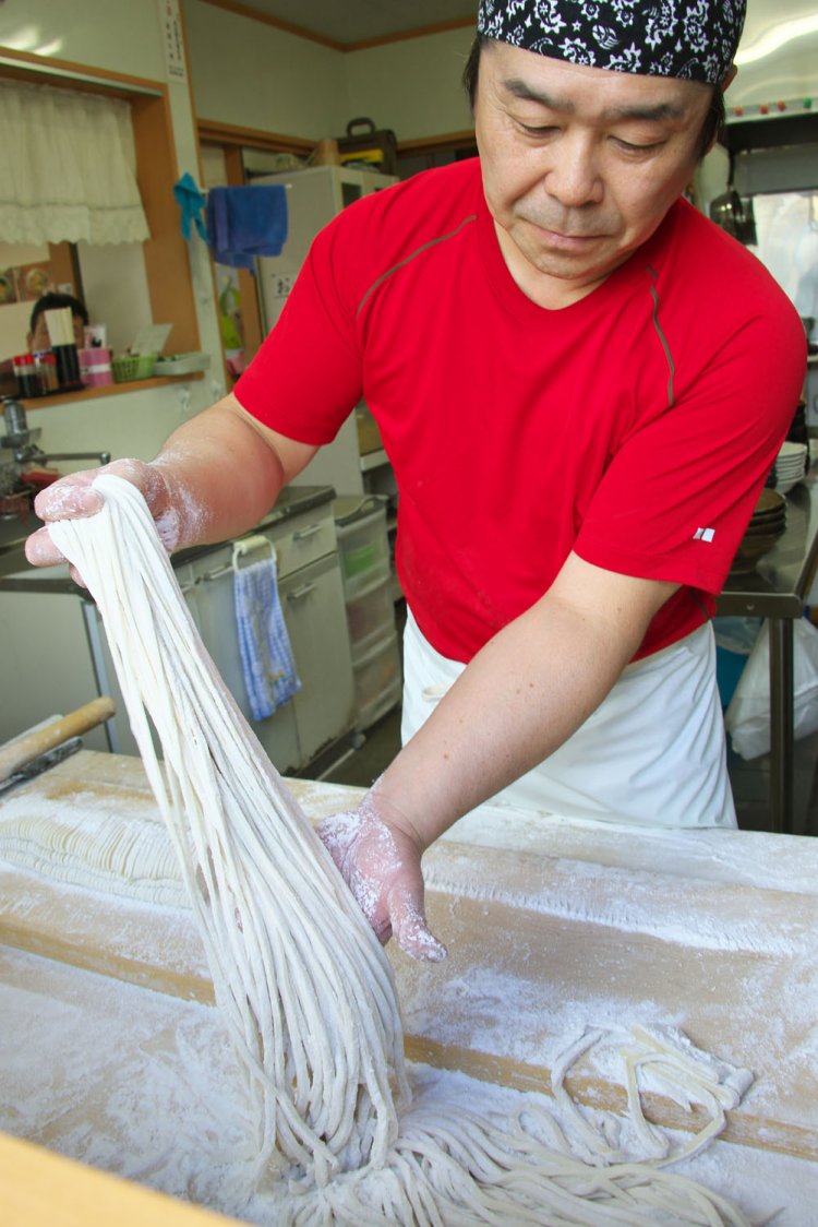 富士山の伏流水で毎日打つうどんは、茹で立てが身上。