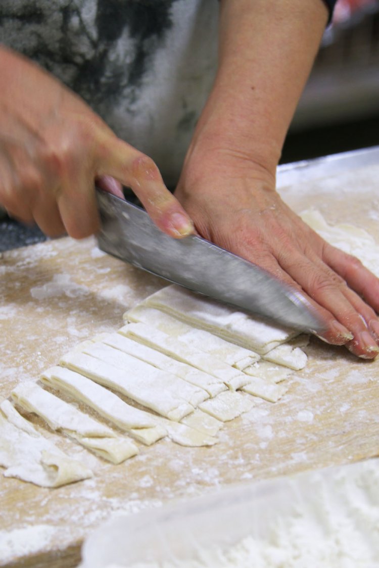 注文後、一人前ずつ生地を切って小鍋で煮込む。