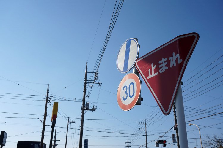 電線・電柱が張り巡らされた景色。見ようによっては美しくも面白くも感じられる。