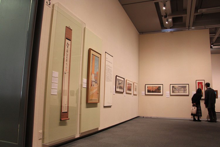 河鍋 暁斎・山岡鉄舟の明治前記の合筆作『電信柱』（写真左側）も展示されている。