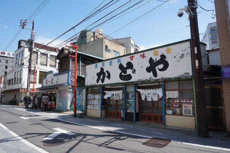 筆者が以前に西新井大師の参道近くで撮影した写真。古い町並みには電柱があることに違和感がなく、むしろその景色にマッチするので、自然と画面に入ってくる。