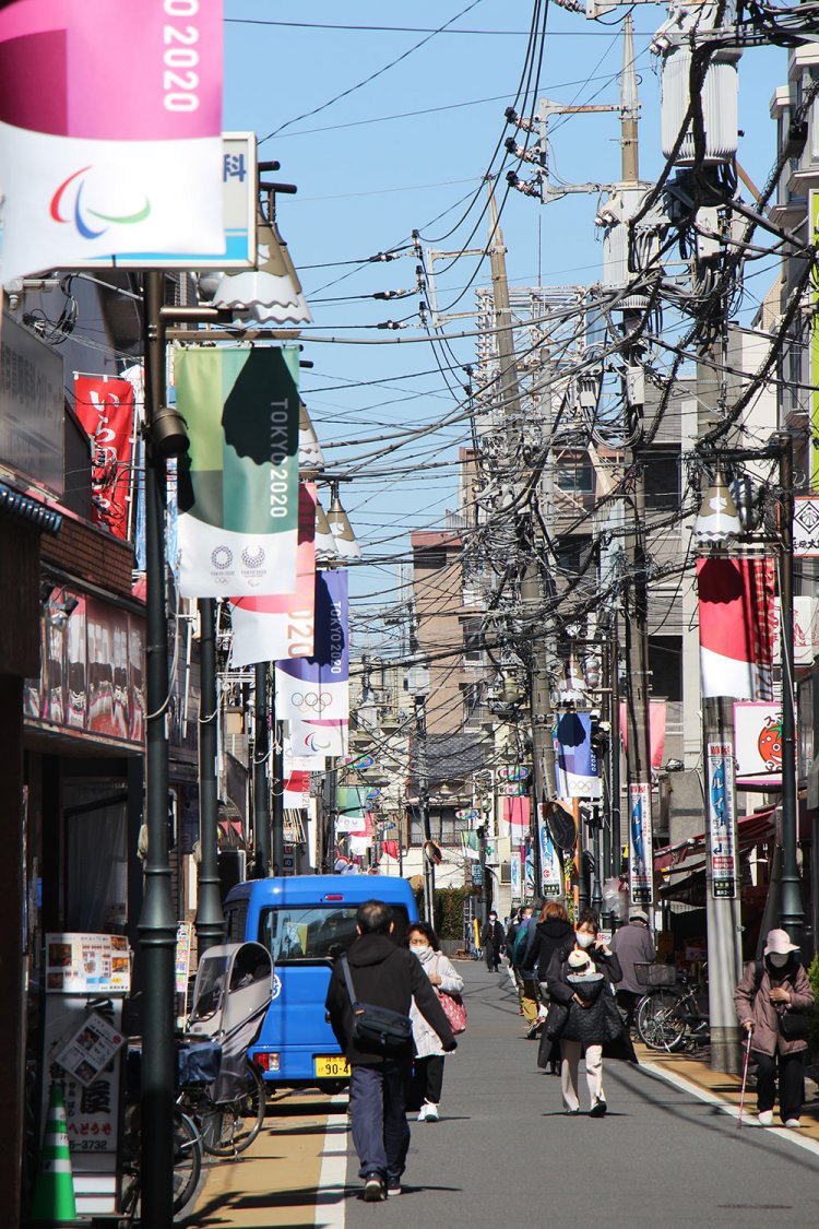 練馬区立美術館近くの商店街を望遠レンズで撮った写真。こう見るとゴミゴミしてるが、山口晃は「電線電柱の悪印象は圧縮写真などで記号的に印象づけられたプロパガンダ」とも書いていた！