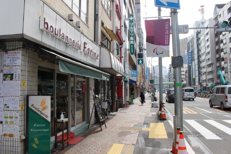 現在の店前。多くのビルが建ち並ぶ。