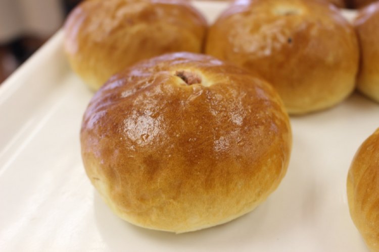 名物メニューのアンパンは160円。ずっしり重いアンたっぷりタイプ。