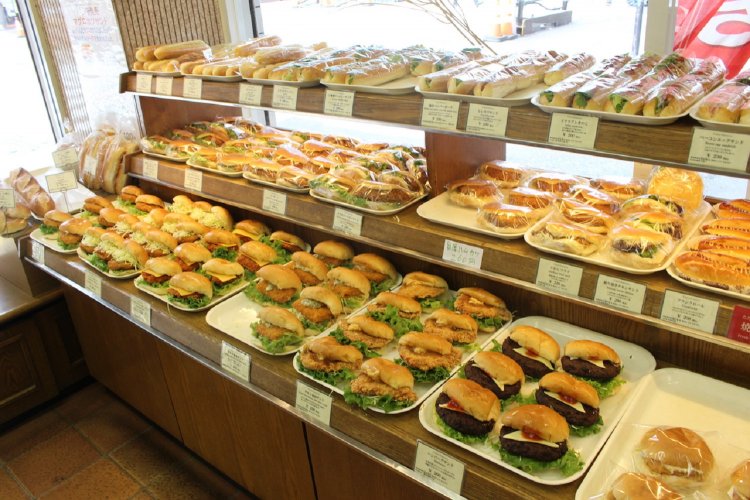 ずらり並んだパンを眺めるのは、ベーカリー巡りの喜び。