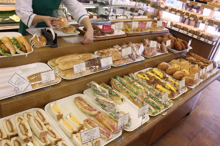 焼きたてパンが次々と並べられていく！