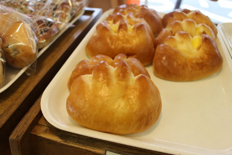 クリームパン（160円）は、しっかりグローブ型。