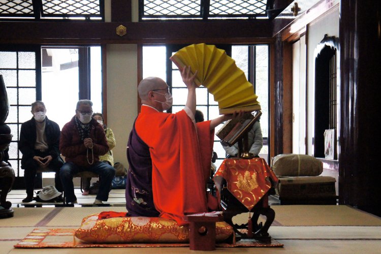 2021年3月現在、高岩寺の本堂で朝昼に行われている祈祷法要（朝6:30～／昼13:00～）。誰でも参加できるので、近くに住んだら、ぜひその迫力を体験してほしい。