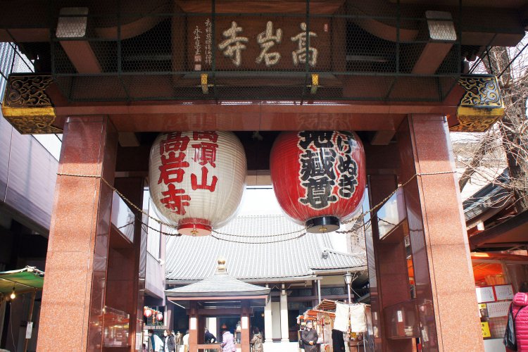 2020年1月、山門に二張りの提灯がかけられた。紅白一対にしたのは住職来馬さんの発案。