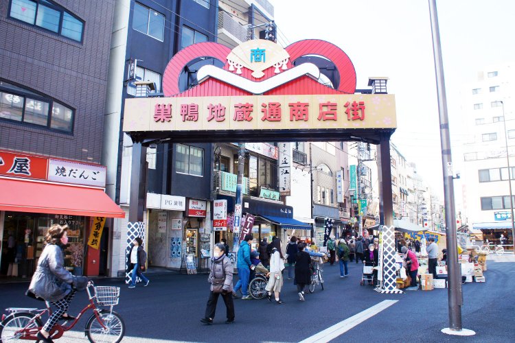 約200店舗がならぶ巣鴨地蔵通り商店街。