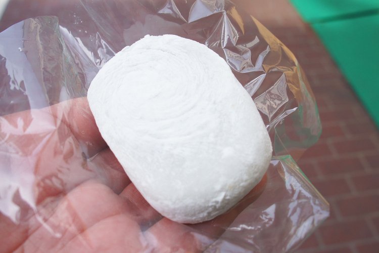 甘じょっぱい味がクセになる塩大福。いくつの和菓子店がオリジナルの塩大福を販売している。