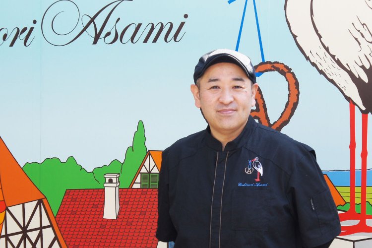 オーナーシェフの浅見さん。「このスイーツを目的に、足を運んでいただける店をつくればよい」と、人通りは決して多くない巣鴨の住宅街に出店した。