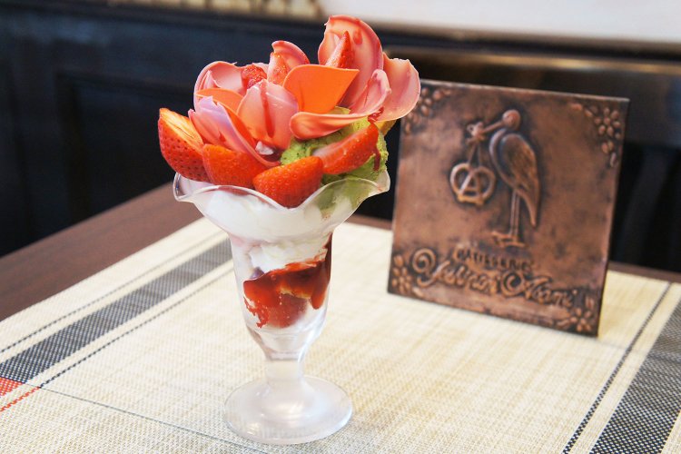 いちごとピスタチオのパフェ1850円。「いちごとピスタチオは、フランスの春から初夏の定番」とあさみさん。