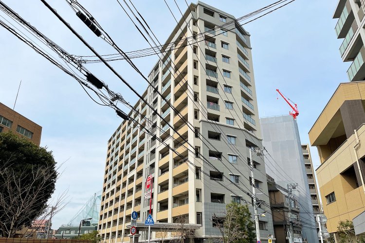 「共用部分は“知の私領域の空間”をコンセプトに、ラウンジ、ライブラリー壁の天然石・小端積やライブラリー床のヘリンボーン貼フローリングと、ゆとりの時間を愉しめる拡張高い設えとなっています」と石川さん。