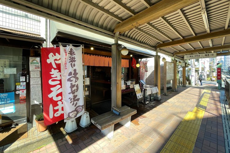 都電を降りて徒歩5秒。店先を通る都電を見ながら、趣深い「いっぷく」タイムを。