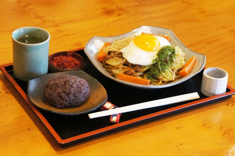 焼きそばにおはぎがついたこだわりセット990円。焼きそばは塩味とソース味、麺の太さを選べる。写真はソース味の中太麺。ちゃんぽん用の麺を仕入れており、つるりとした食感がおもしろい。