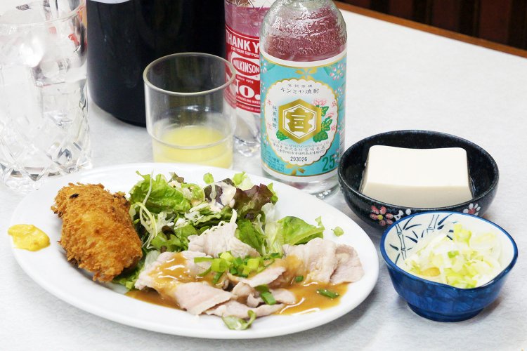 キンミヤセット1000円。めずらしい300mlの金宮ボトルは、限られた時間でも飲みきれるほどよいサイズ。炭酸（烏龍茶やお茶でも可）、冷奴とコロッケ、豚しゃぶ付き。