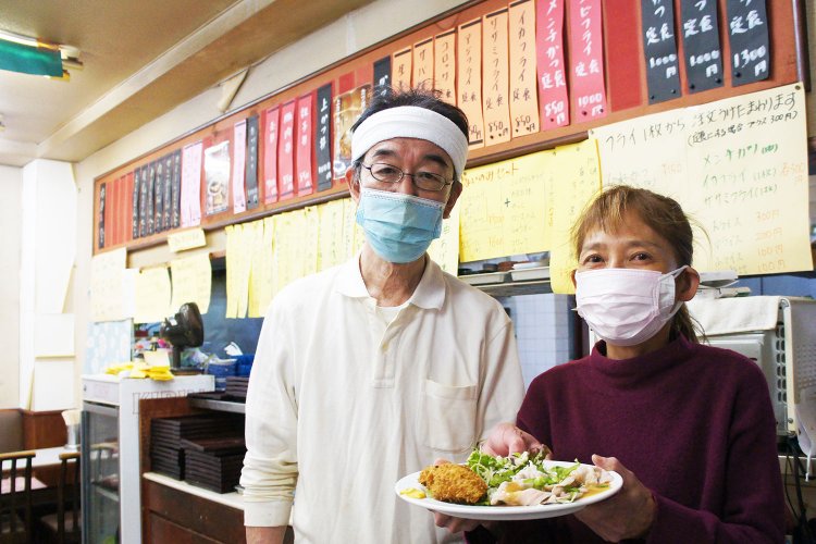 料金はすべて税込み。「しばらく値上げはしていない。昔が高かったのかもね」とマスターは笑う。