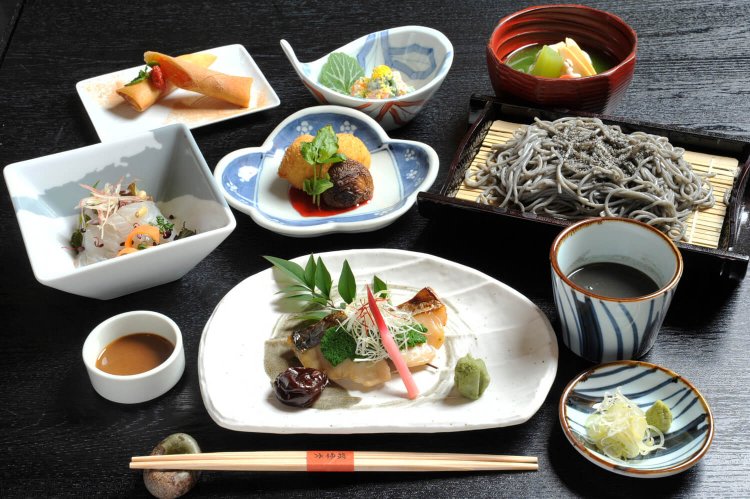 和の薬膳4180円の料理は季節により異なる。昼限定なので時間に注意。