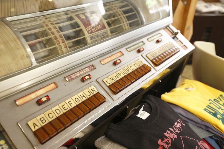 Tシャツのほか古本、VHSまで扱っているのも特徴。CDではインディーズ・バンドの新譜も豊富だ。