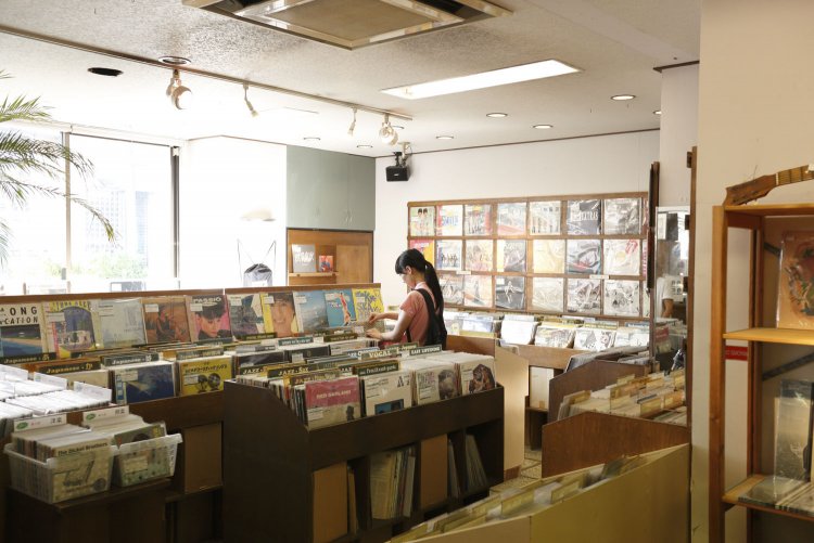 広く空間にゆとりのある店内では、インストアライブも開催。