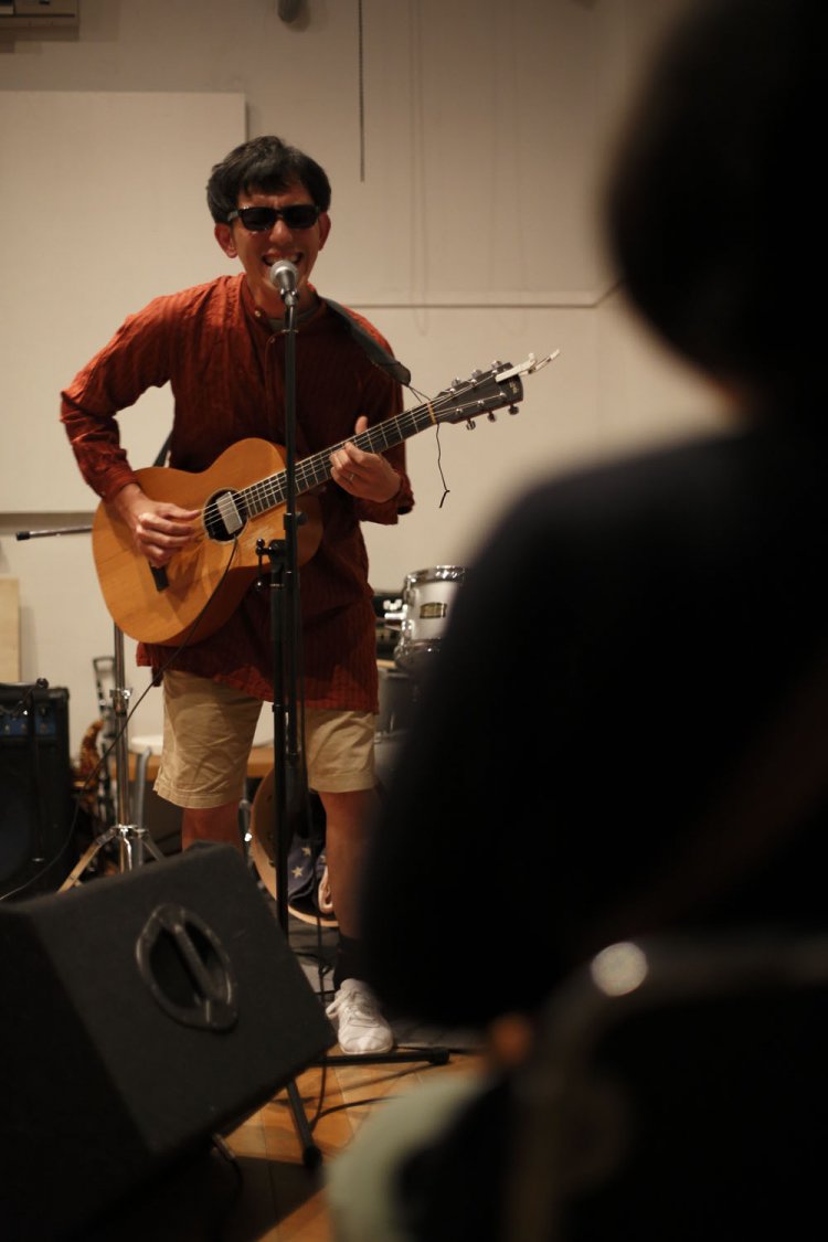 入水自殺に失敗したと言いながら登場した謎のシンガーソングライターの山下三四郎。