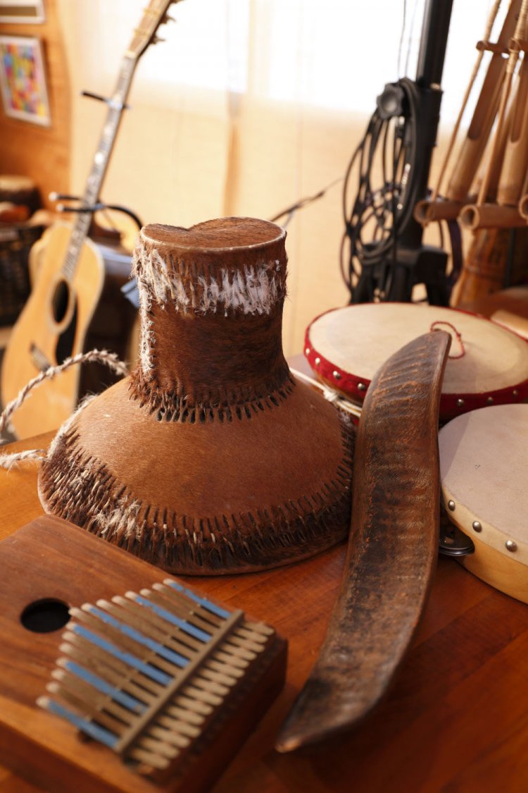各種民族楽器が店内を彩る。ギターをはじめシタール、サンポーニャなど、民族楽器の教室は14もある。