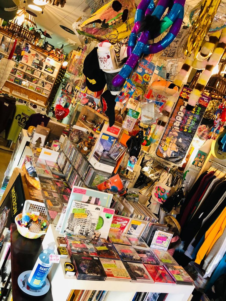 「ダンス、サイケ視点からのワールドミュージック」を切り口に、国やジャンルにとらわれず作品をセレクト。レコードやカセットも扱う。店頭のCDなどはウェブでも販売中。