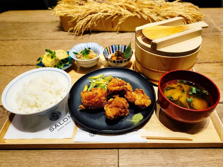 信玄鶏の唐揚げ定食 1350円。