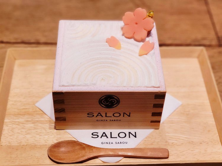 季節限定 茶房パフェ -SAKURA- 単品1500円、お茶付1900円。