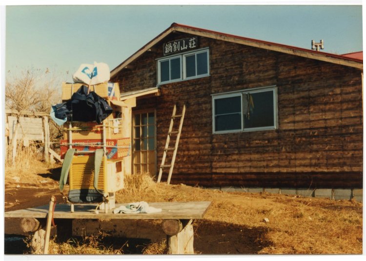 増改築作業中の『鍋割山荘』。すべての資材は、草野さんが自分の背中で担ぎ上げたものだ。（写真提供＝草野延孝さん）