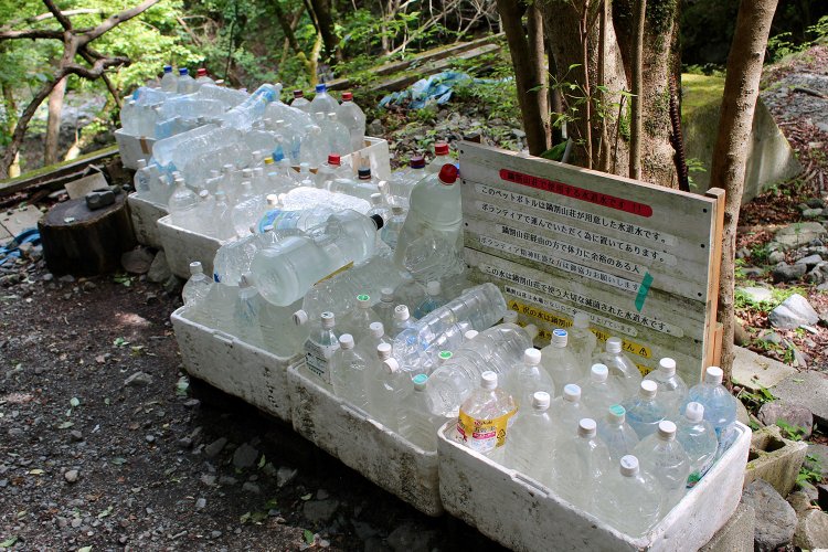 登山口に置かれたペットボトルの水。登山者の多くがボランティアで小屋へ運んでくれる。