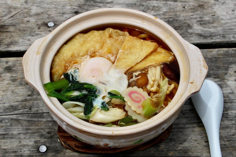 一人前ずつ土鍋で調理する鍋焼きうどん。多いときは一日に数百杯出ることも珍しくない。