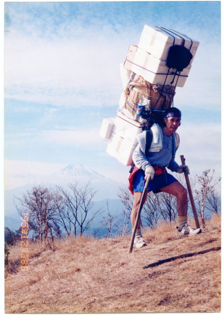 1995年、2斗樽酒と正月用食材の合計108㎏を記録。（写真提供＝草野延孝さん）