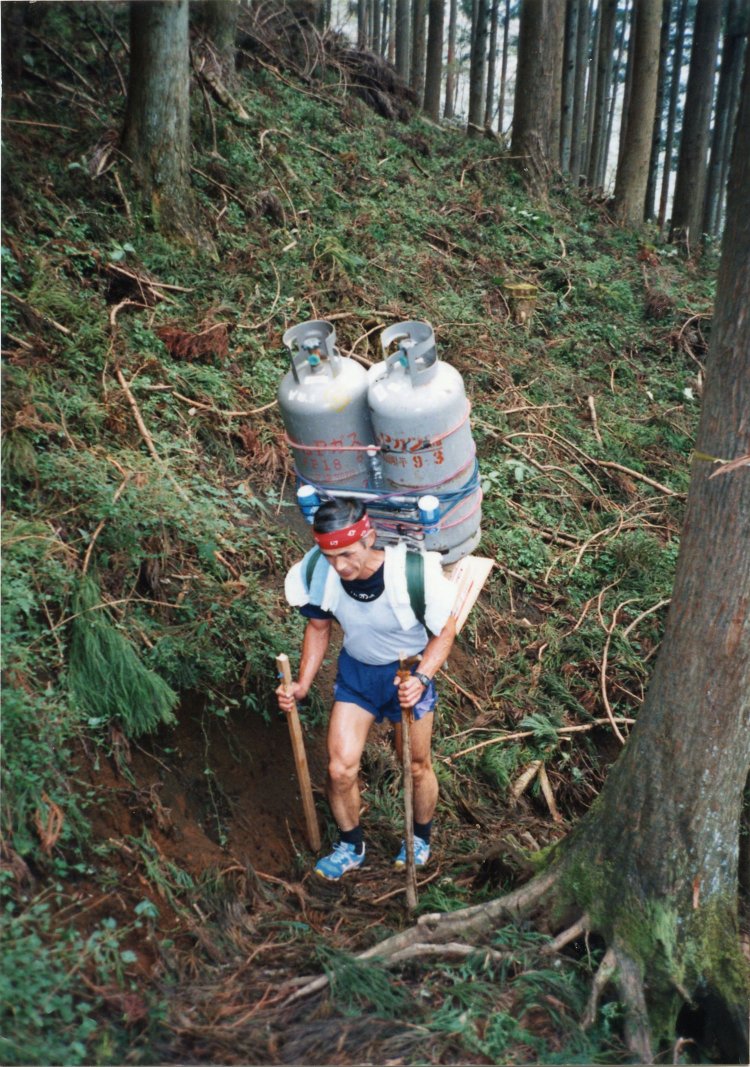 1995年、40㎏のプロパンガス2本に500㎖ビール缶と350㎖ビール缶の2ケース、合計109㎏の荷揚げを記録。（写真提供＝草野延孝さん）