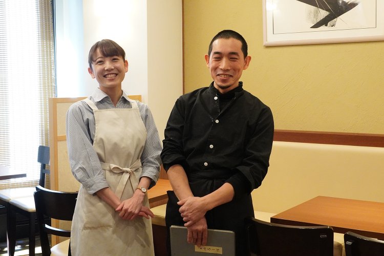 江良さんとアルバイトの長村さん。思わず笑顔がこぼれる仲の良さ。