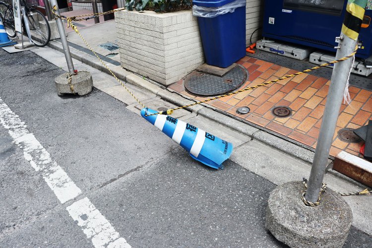 歌舞伎町にて、満身創痍のパイロン。ダウン寸前のボクサーのようだ。