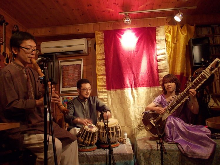 シタール姫こと国分あきこ率いるインド音楽のライブ。