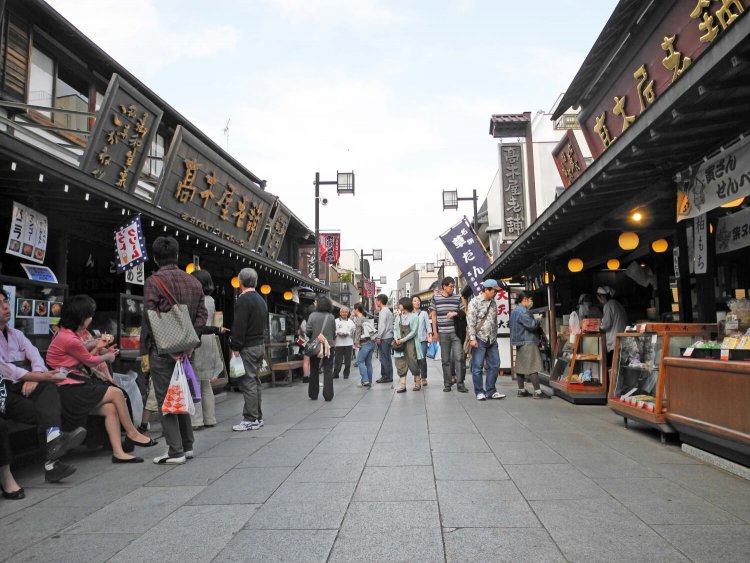 帝釈天参道は古い建物が多く、「葛飾柴又の文化的景観」として国の重要文化的景観に指定。