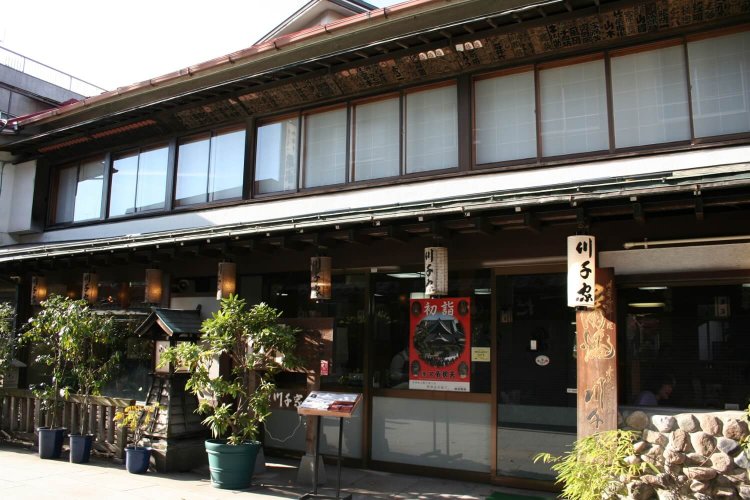 帝釈天参道に面した、食堂入り口も風情がある。