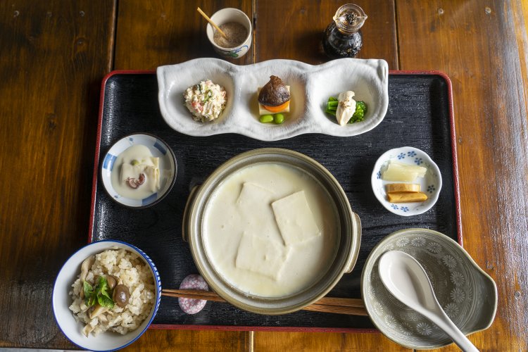 写真は「冬のおとうふランチ」。春夏秋冬でメニュー構成は変わってゆく。