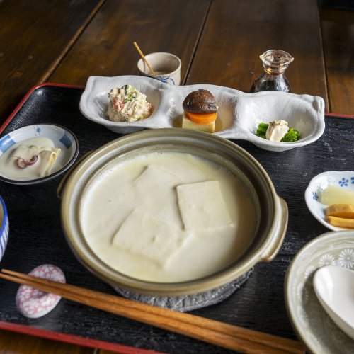 築110年超の古民家で“お豆腐ランチ”！ 湯豆腐からスイーツまで、お豆腐を堪能できる長瀞『お豆ふ処 うめだ屋』
