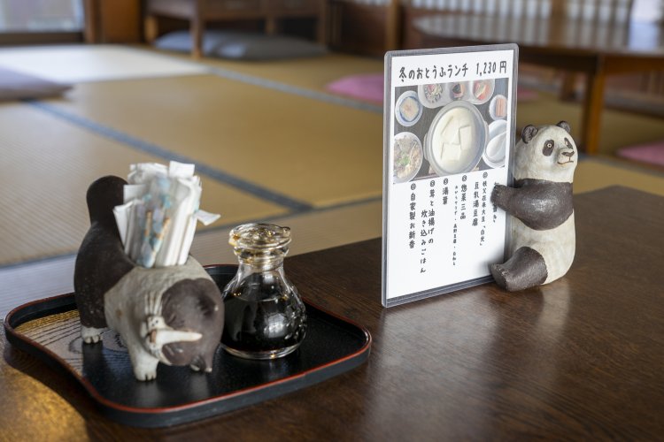 机の上でユーモラスな表情を見せてくれている小物たち。陶芸家である仁さんのお姉さんの作品なのだそう。