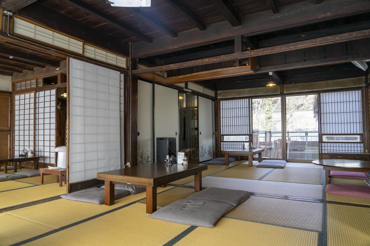 かつては養蚕農家だったという古民家を改築した店舗は、郷愁を感じさせ落ち着く雰囲気。