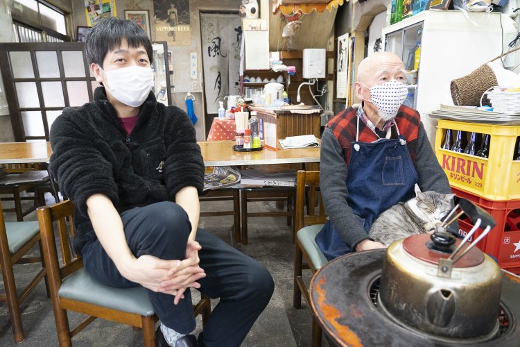 シャイな川邉さんの腕の中にすっぽりはまるパリ子ちゃん。ご主人が大好きな模様。