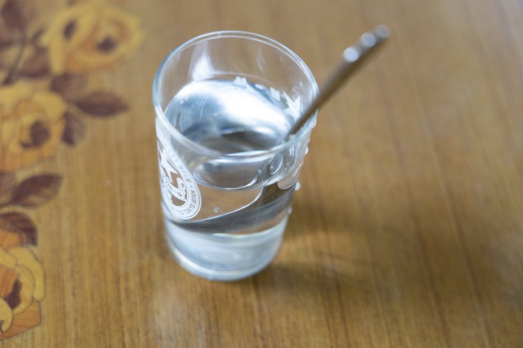 スプーンがコップの水に入れられてくる、これがまたイイ。