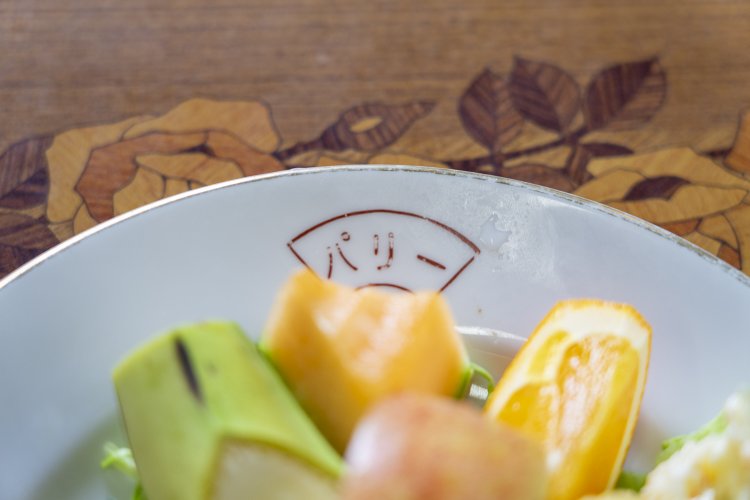 長らく使われているであろう食器には、お店の名前入り。