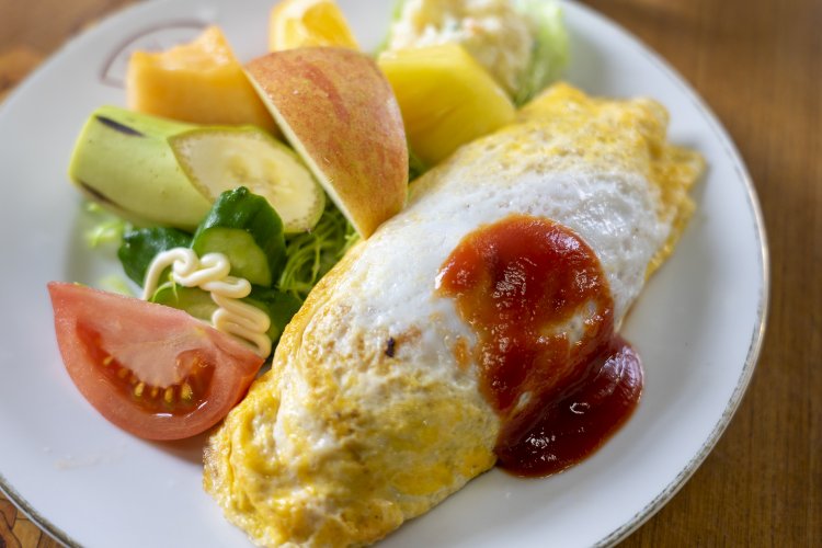 あえて混ざりきらない卵と、ケチャップのコントラストが美しいオムライス800円。