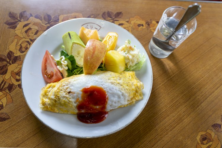 人気メニューのオムライス800円。スプーンがコップの水に入って出てくるところもまた懐かしい。