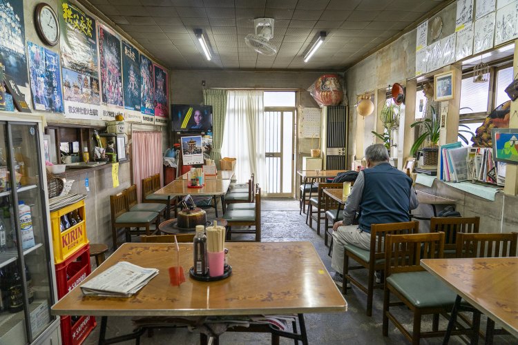 店内には昭和の食堂の雰囲気が残る。